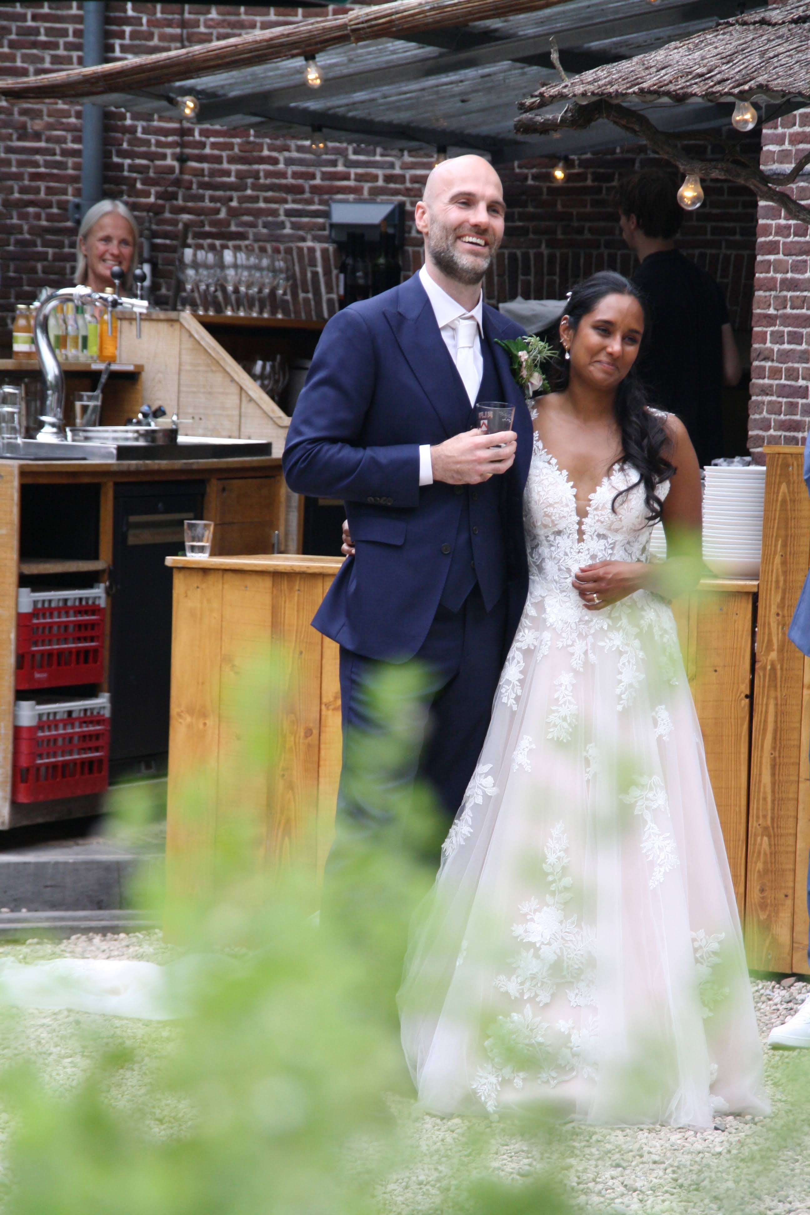 indra in haar trouwjurk met haar man